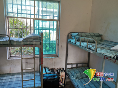 貴州大學向貞豐縣魯容中學捐贈愛心床上用品